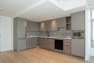 Building Photo - 755 Harbourside Dr