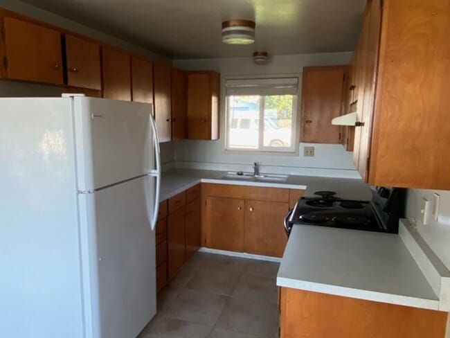 Building Photo - 2070