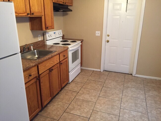 Foto del edificio - Charming Three-Bedroom, One-Bathroom Singl...