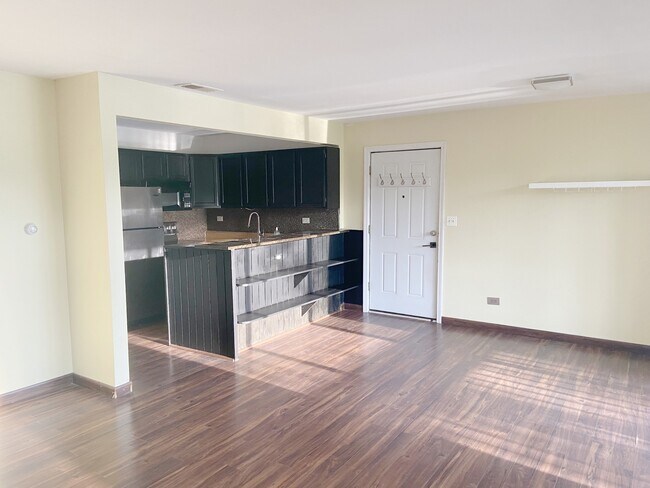 Building Photo - 5538 E Lake Dr