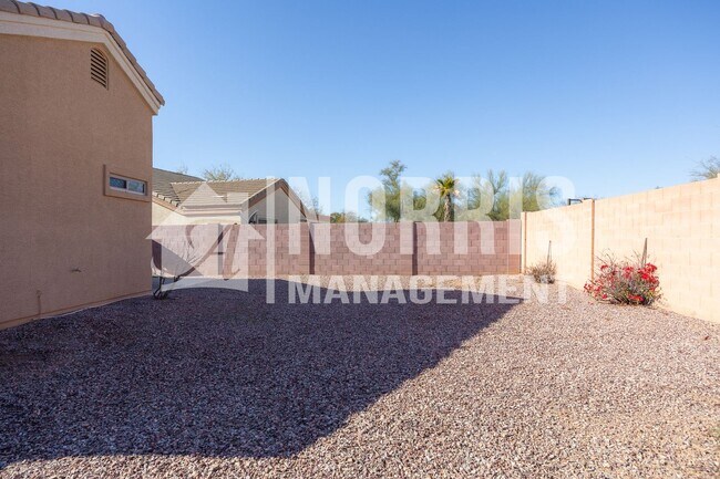 Building Photo - Great Home Located minutes from Freeway