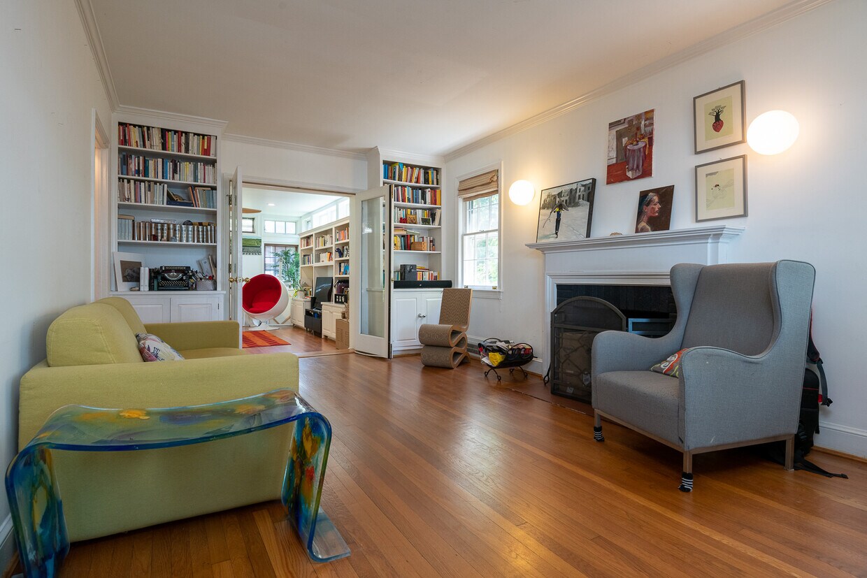 Foto principal - 4753 MacArthur Blvd NW