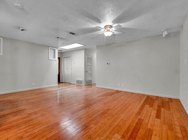 Foto del edificio - 7011 Whispering Oaks Dr