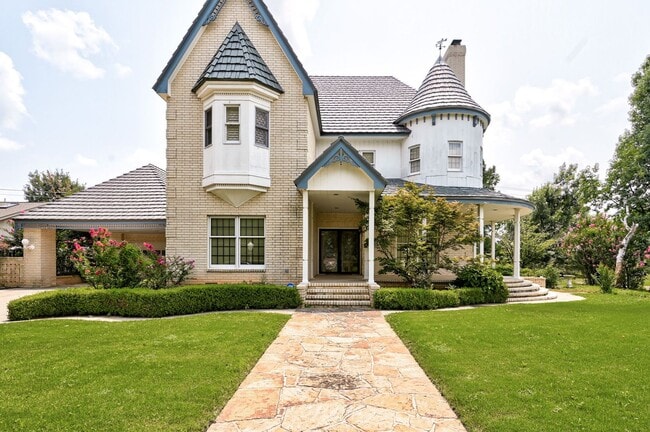 Building Photo - ONE OF A KIND 4 bed, 3 bath Victorian Cust...