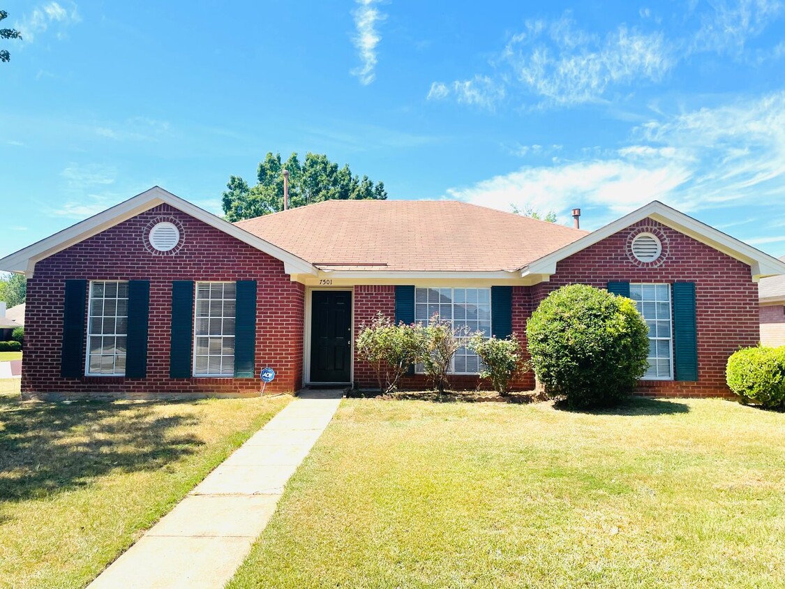 Foto principal - ** 4 Bed 3 Bath located off Taylor Road **...