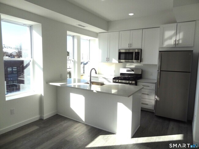 Building Photo - 2806 Fairfield Ave