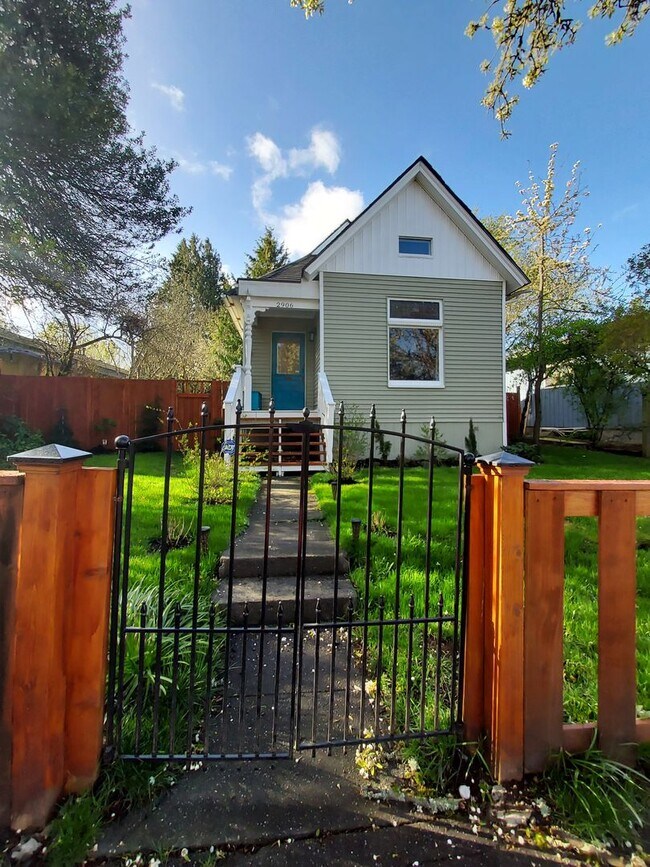 Foto del edificio - Vintage Three Bedroom Home!