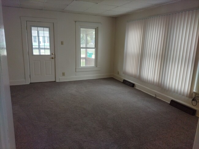 Living room - 224 East St