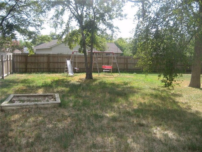 Foto del edificio - 2910 Jennifer Dr