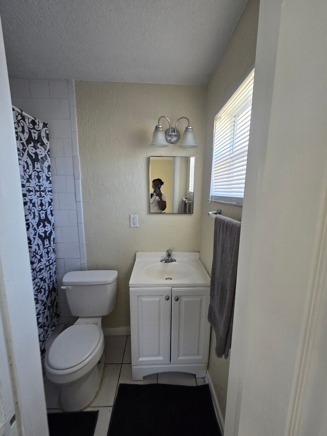 Foto del edificio - 1121 W 23rd St