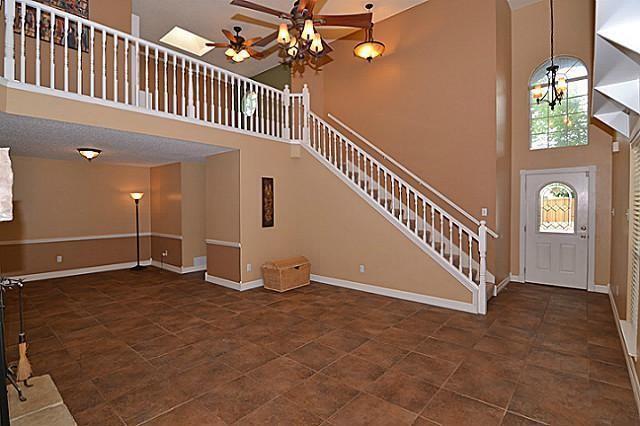 Building Photo - 340 Raintree Dr