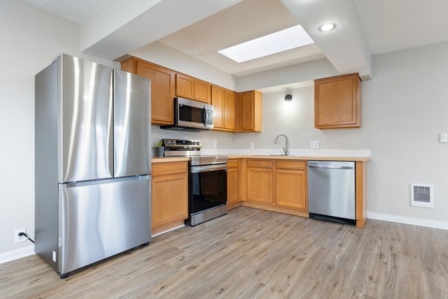 Building Photo - Newly Renovated 2 bedroom apartment - Available Now!