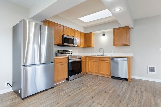 Foto del edificio - Newly Renovated 2 bedroom apartment - Available Now!