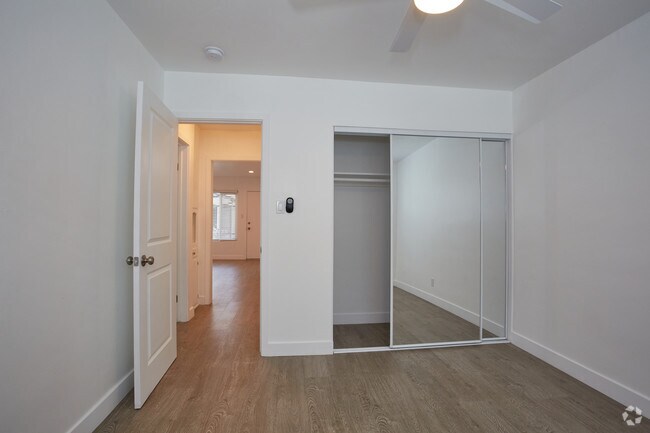 2HAB, 1BA - 800 ft² - 910-930 Freeman Ave