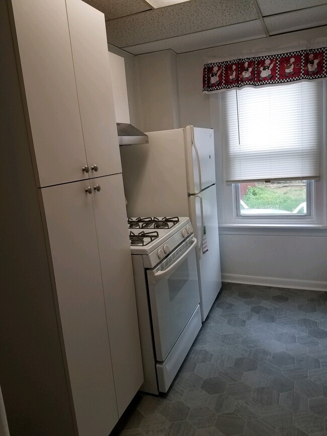 Kitchen - 857 N Hoffert St