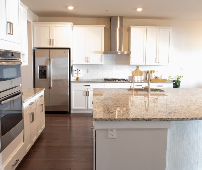Foto del edificio - Luxury 3B/3.5B Townhome with Finished Base...
