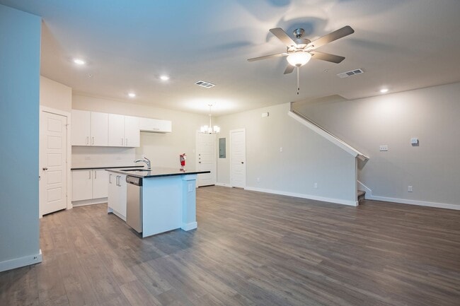Building Photo - AVAILABLE NOW! GORGEOUS 2 BEDROOM FOUR PLE...