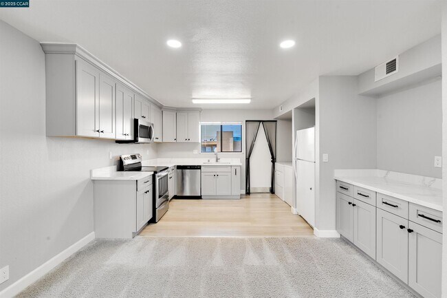 Foto del edificio - Comfortable updated 2 bedroom near Concord...