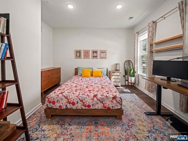 Foto del edificio - 12-46 Plaza Road Unit