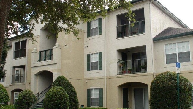 Building Photo - 712 Crest Pines Dr