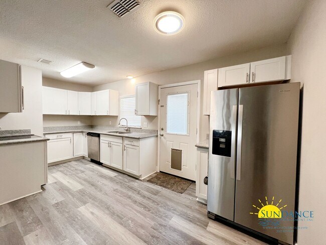 Building Photo - 3 Bedroom Home with Custom Details and Gre...