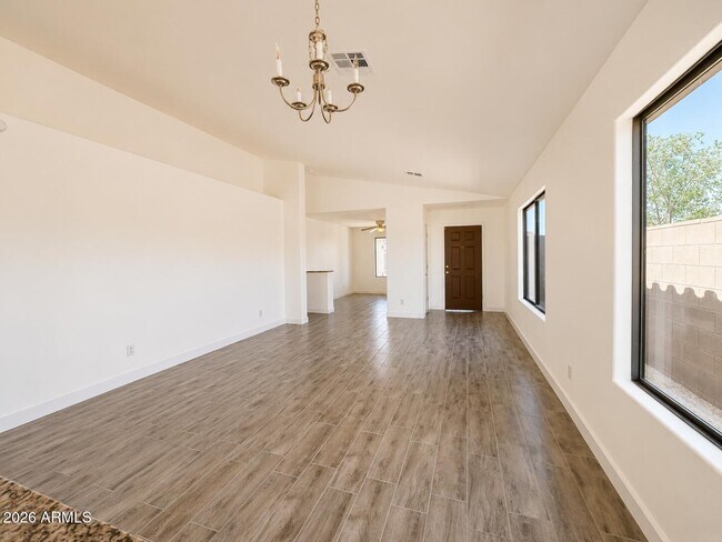 Foto del edificio - 5256 W Pleasant Ln