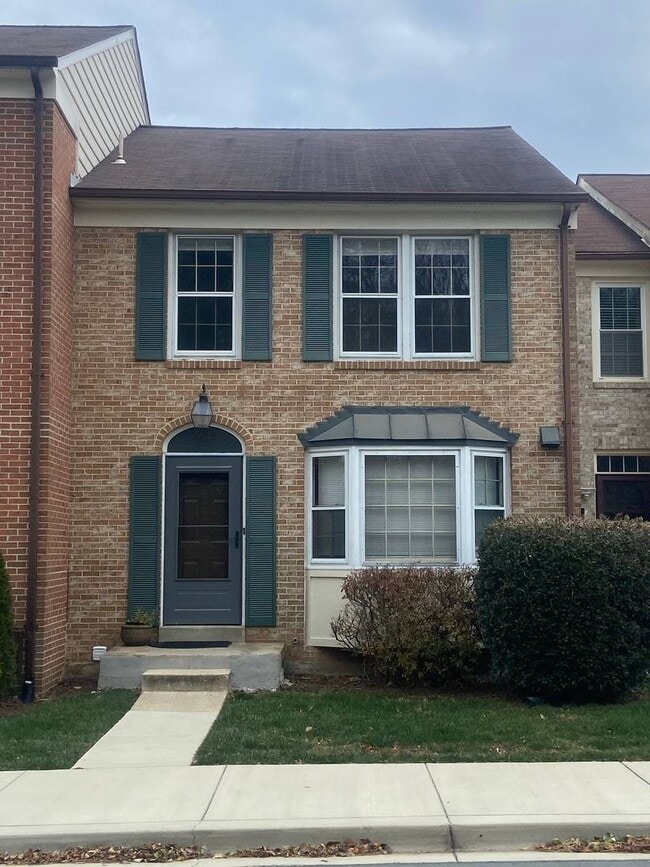 Building Photo - A three bedroom plus den, three and one half bath townhouse conveniently located in Rockville Mar...
