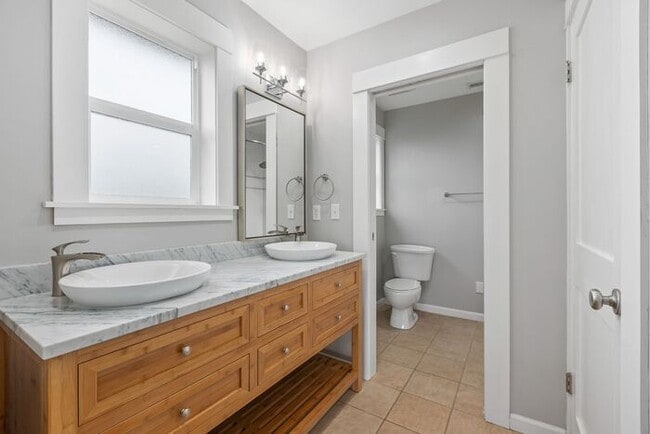 Building Photo - Gorgeous AIR CONDITIONED Coastal Home in C...