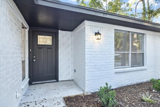 Building Photo - 22811 Cranberry Trail