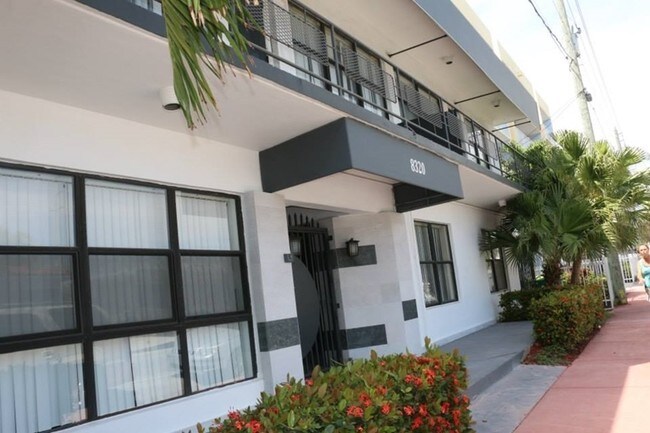 Foto del edificio - 8320 Harding Ave