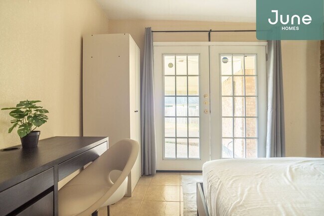 Building Photo - ROOM ONLY in 4-bed/2.0-bath Home