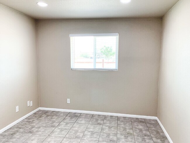 Foto del edificio - 419 S Sanders St