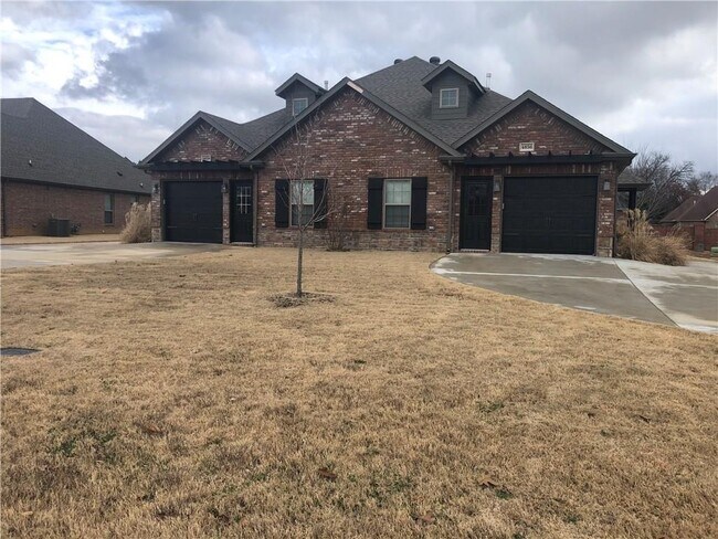 Building Photo - 4856 Castlewood Ln