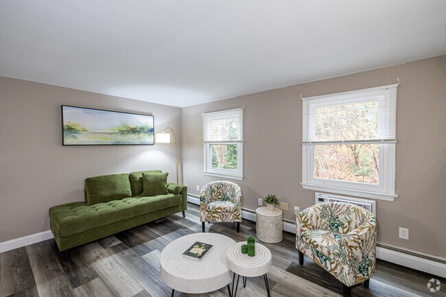 1BR, 1BA - 600SF - Living Room - Colonial Townhouse Apartments