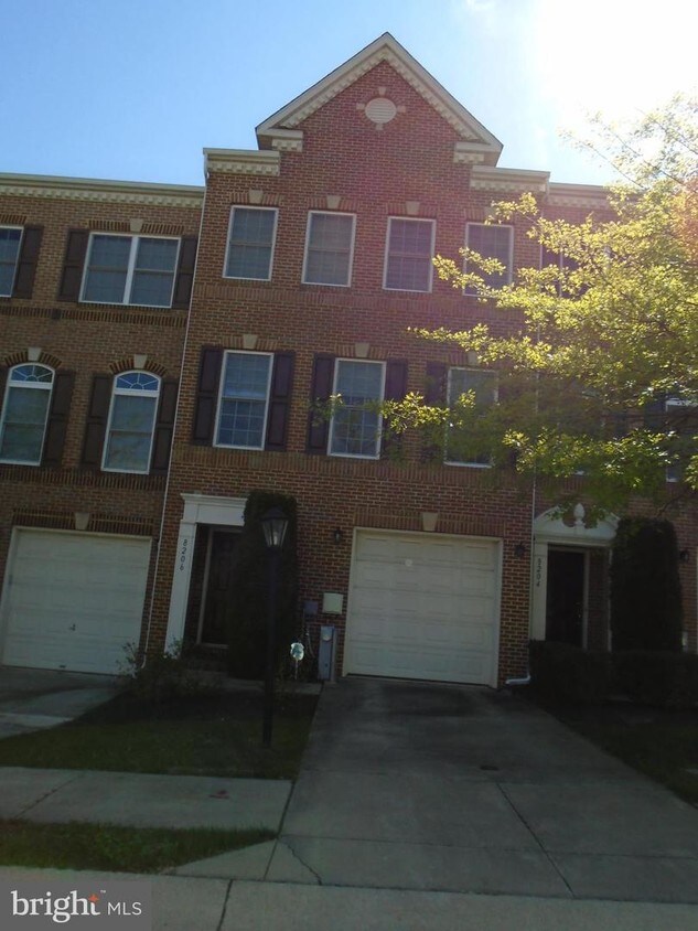Primary Photo - 8206 Oak Lawn Dr