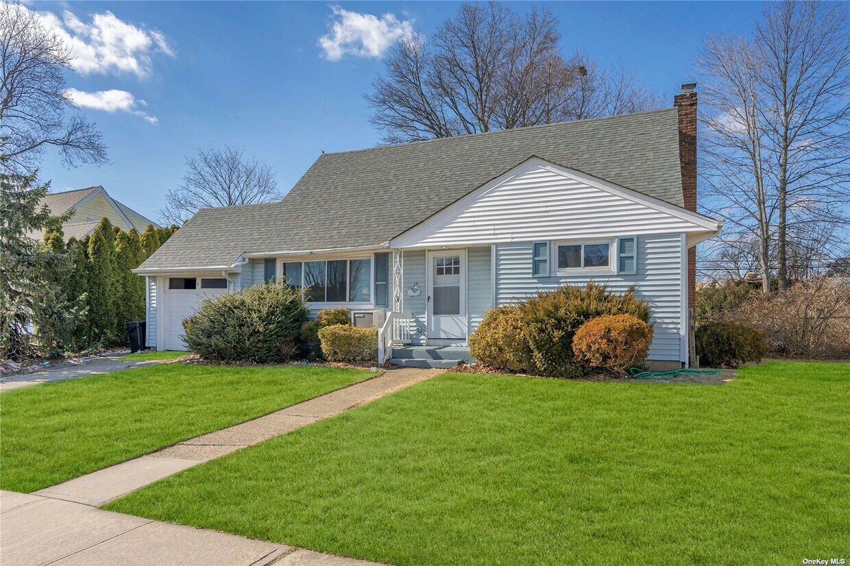 37 Briarcliff Rd, Westbury, NY 11590 House Rental in Westbury, NY