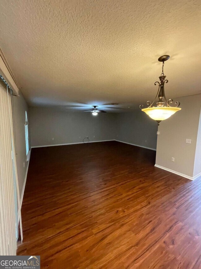 Foto del edificio - 421 Brooklet Cir