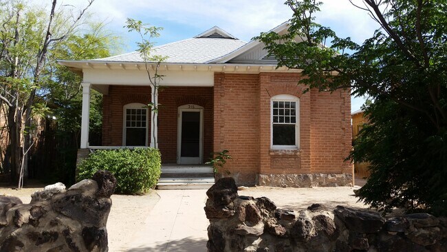Foto del edificio - 316 E 17th St