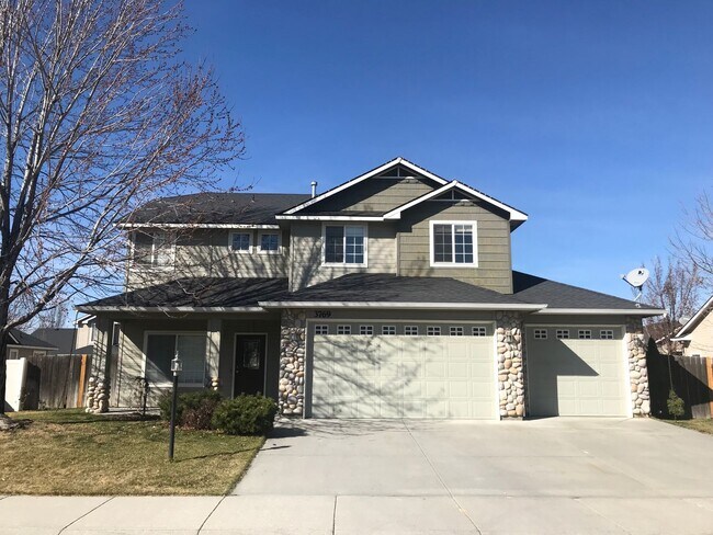 Foto del edificio - Meridian Charmer with 3 Car Garage, & Huge Backyard!