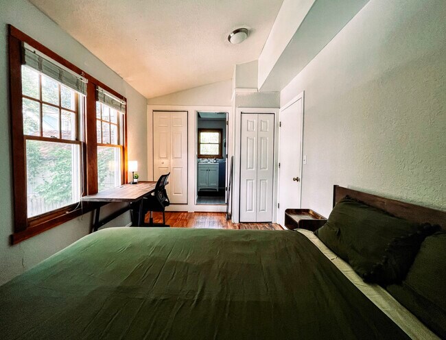 Building Photo - 712 Hillcrest St