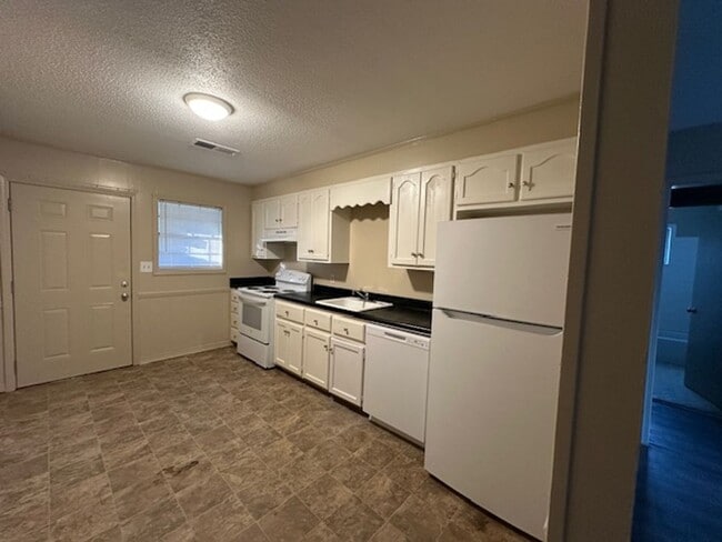 Building Photo - 2005 20th St