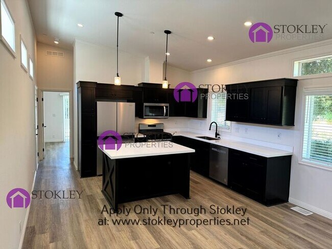 Building Photo - Stokley Properties Presents 1692A Oak Park...