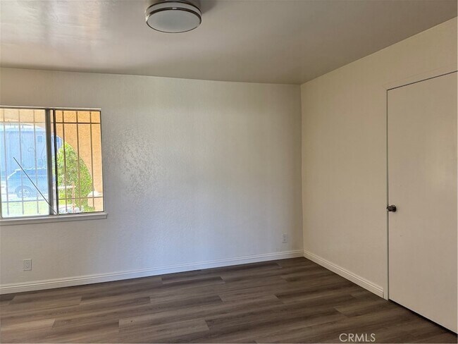 Foto del edificio - 1285 E Kingsley Ave