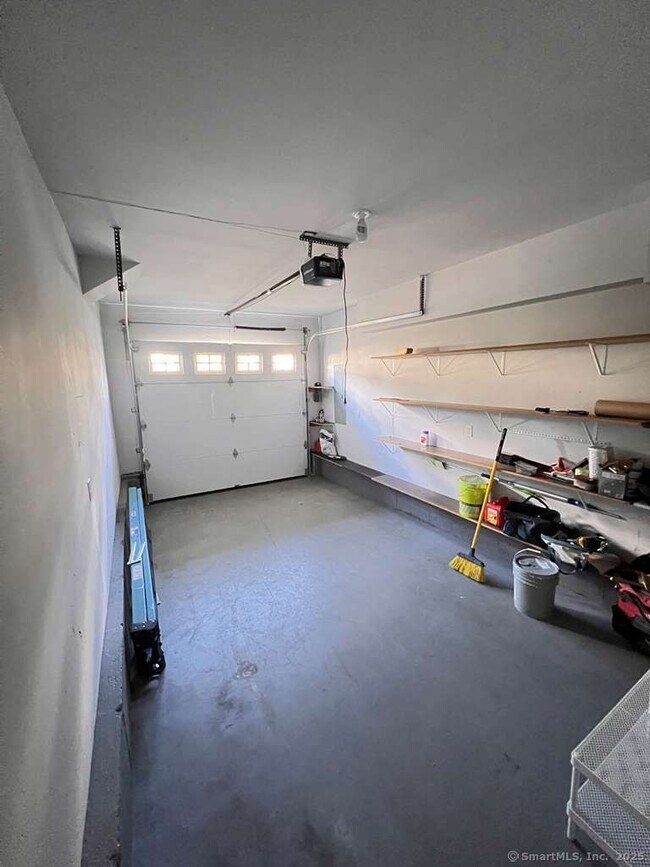 Foto del edificio - 793 Pond St