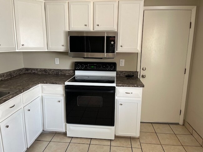 Foto del edificio - Lovely 5-bedroom, 2-1/2 bath home.  Centrally-located in Longmont with convenient access to shopp...