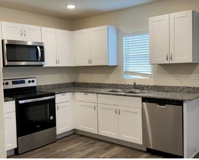 Building Photo - 3BR 2Ba House w/fenced yard and garage nea...
