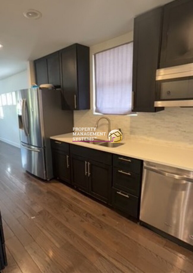 Foto del edificio - 1533 E Emerson Ave