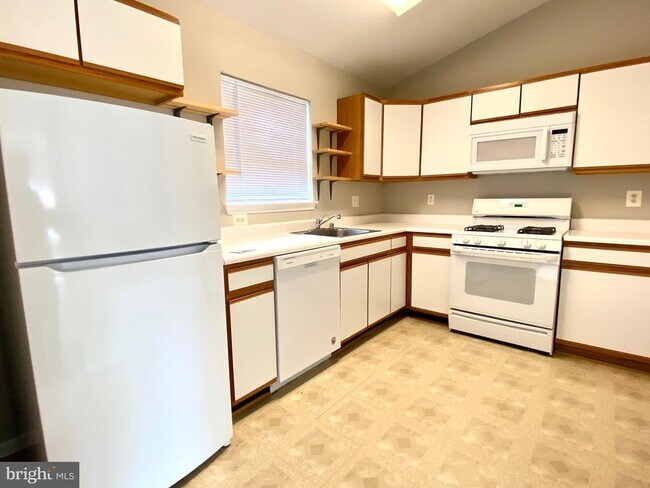 Building Photo - 677 Constellation Square SE