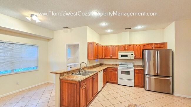 Foto del edificio - SPACIOUS 3 BEDROOM/2 BATH LOCATED NEAR UNI...