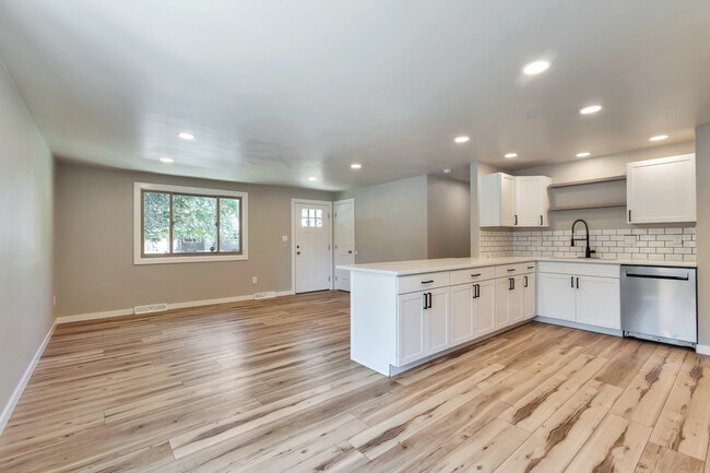 Welcome home! - 10 S Busch Ln House